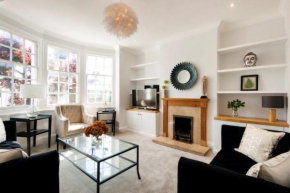 Modern Family Home in London Close to Amenities and Train